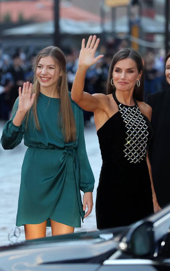 Fotos: Letizia deslumbra y vuelve a presumir de espalda en el Concierto Premios Princesa de Asturias