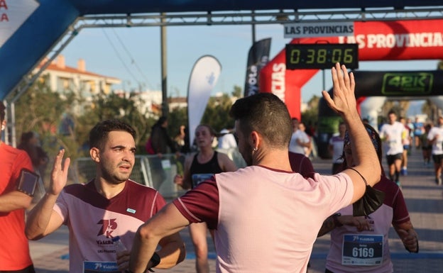 Dos participantes en la 7,5K paralela a la 15K Valencia Abierta al Mar. 