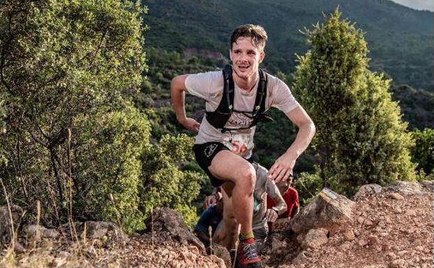 Joven practicando trail en la subida del Bartolo.