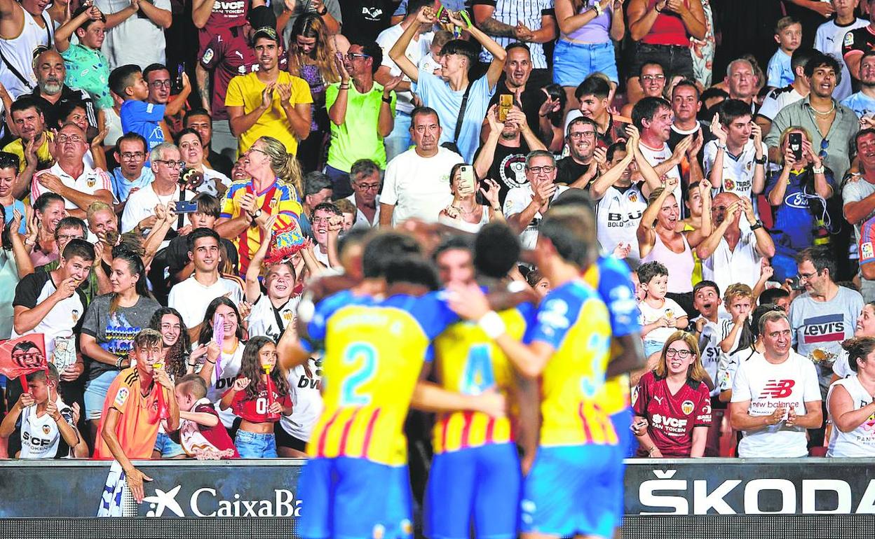 Los aficionados celebran un gol del Valencia durante el último Trofeo Naranja. 