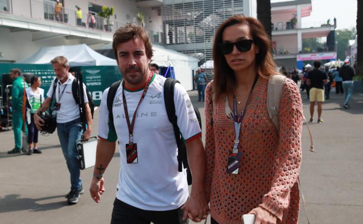 Fernando Alonso y su novia, en el Autódromo Hermanos Rodríguez de México. 