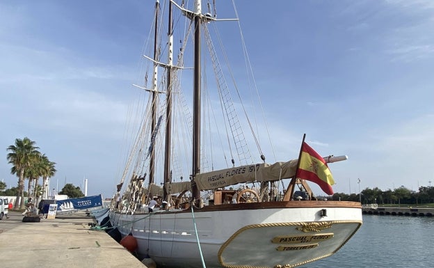 Imagen principal - Barco de vela 'Pascual Flores' y venta de recuerdos y ropa náutica. 