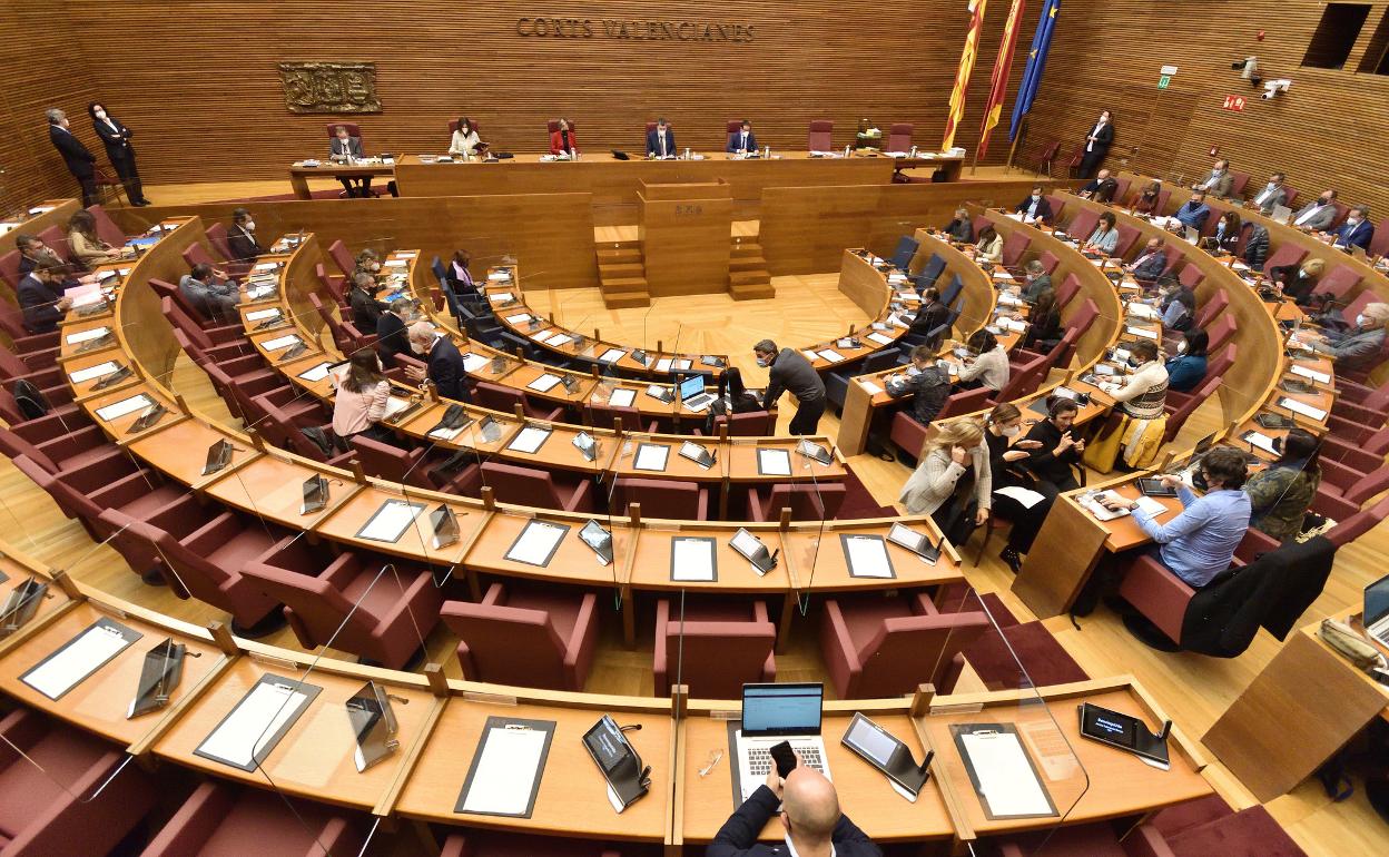 Una junta parlamentaria improvisada en Les Corts. 