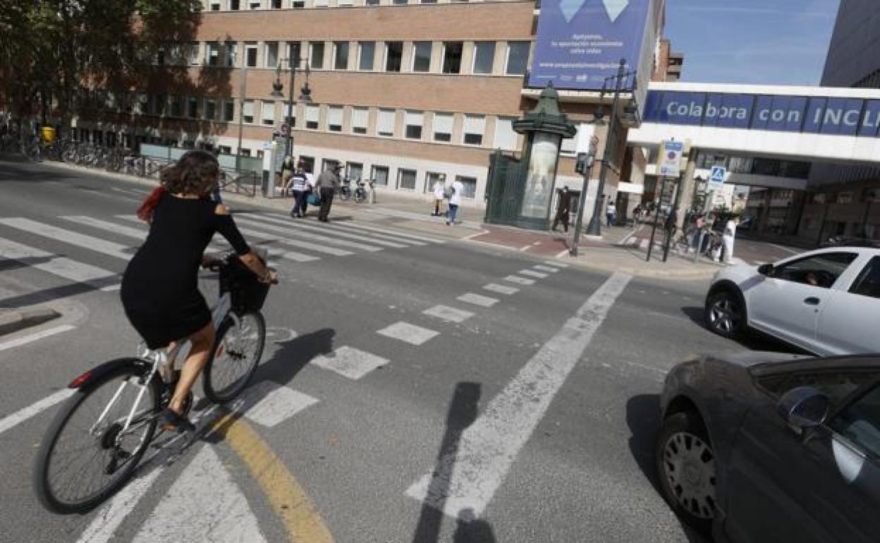 Cruce frente al Hospital Clínico de Valencia, donde han fallecido seis personas.
