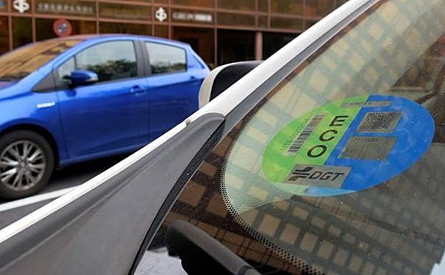 Cómo consultar qué etiqueta de la DGT tiene mi coche y cómo conseguirla