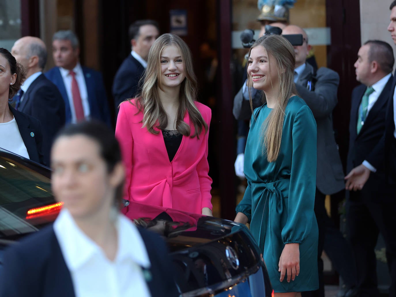 Fotos: Letizia deslumbra y vuelve a presumir de espalda en el Concierto Premios Princesa de Asturias