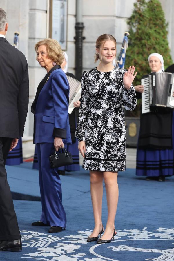 Fotos: La Reina Letizia y sus hijas, radiantes en los Premios Princesa de Asturias