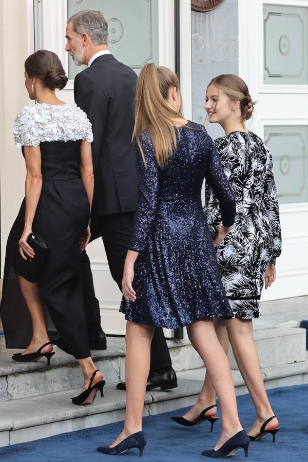 Fotos: La Reina Letizia y sus hijas, radiantes en los Premios Princesa de Asturias