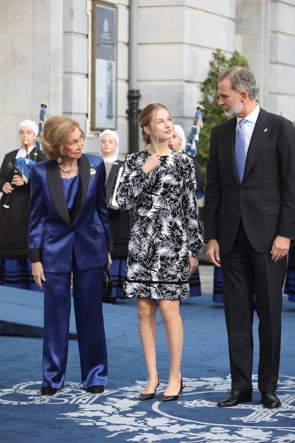 Fotos: La Reina Letizia y sus hijas, radiantes en los Premios Princesa de Asturias