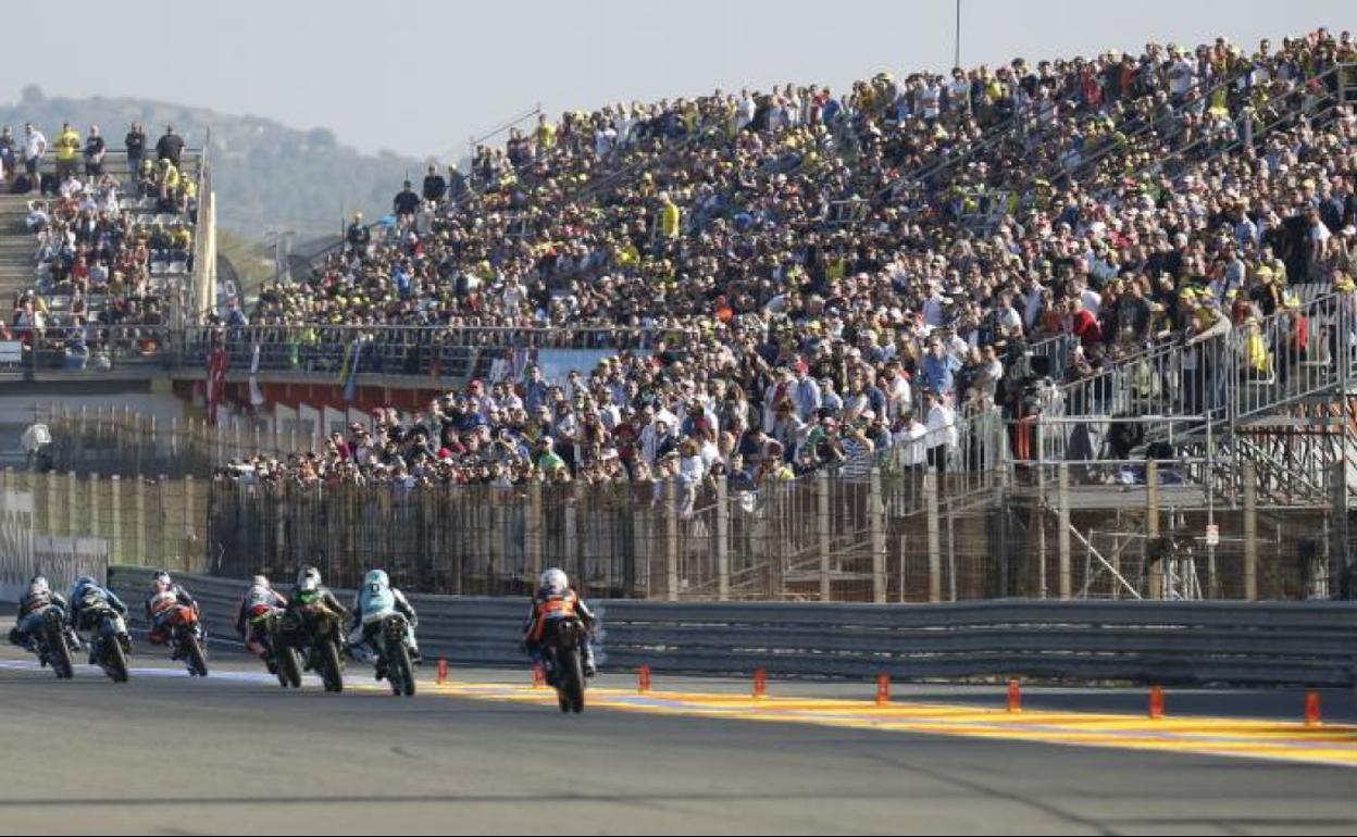 Los aficionados llenan el circuito de Cheste.