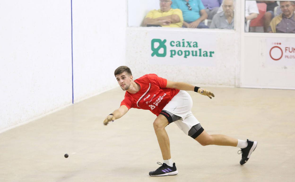 David juega se descarga por abajo en un momento de la final de la Copa 2 de raspall.