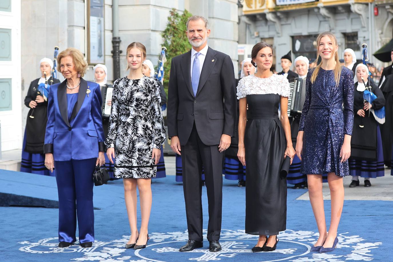 Fotos: La Reina Letizia y sus hijas, radiantes en los Premios Princesa de Asturias