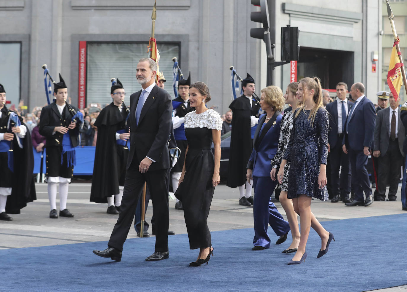 Fotos: La Reina Letizia y sus hijas, radiantes en los Premios Princesa de Asturias