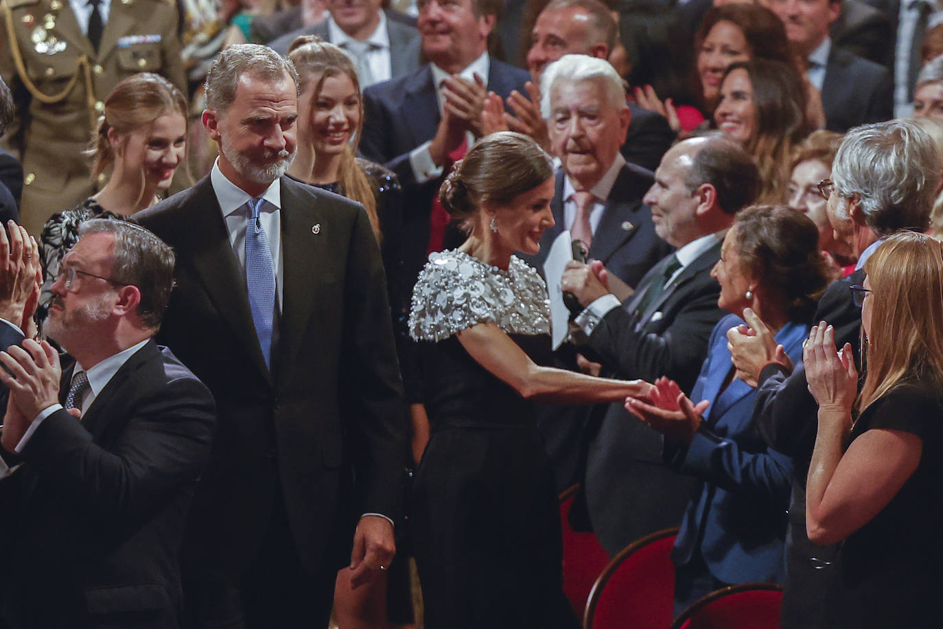 Fotos: La Reina Letizia y sus hijas, radiantes en los Premios Princesa de Asturias