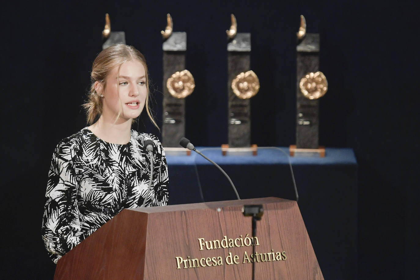 Fotos: La Reina Letizia y sus hijas, radiantes en los Premios Princesa de Asturias