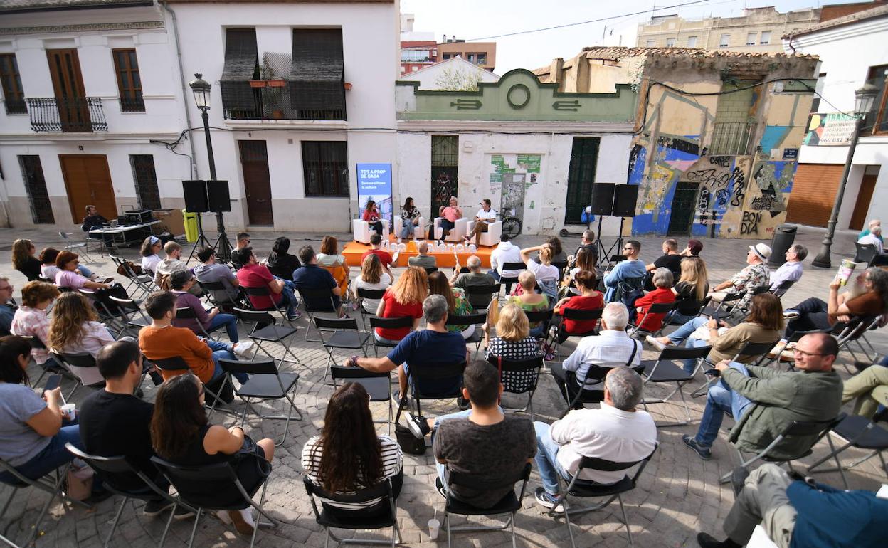 Ribó y otros concejales, en la plaza de Patraix. 