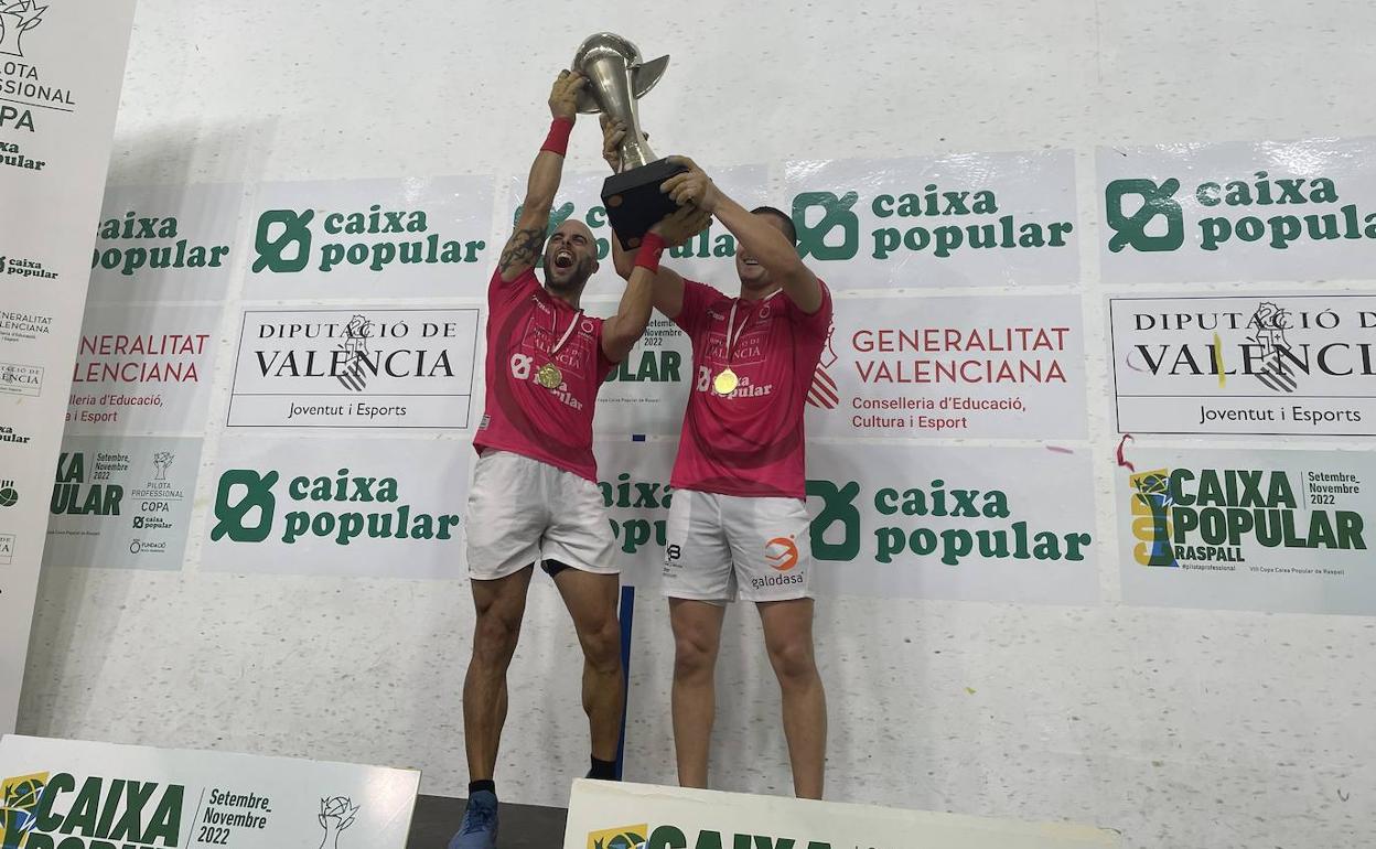 Ian y Brisca, con la Copa.