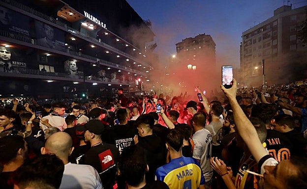La avenida de Suecia a la llegada del autobús del Valencia. 