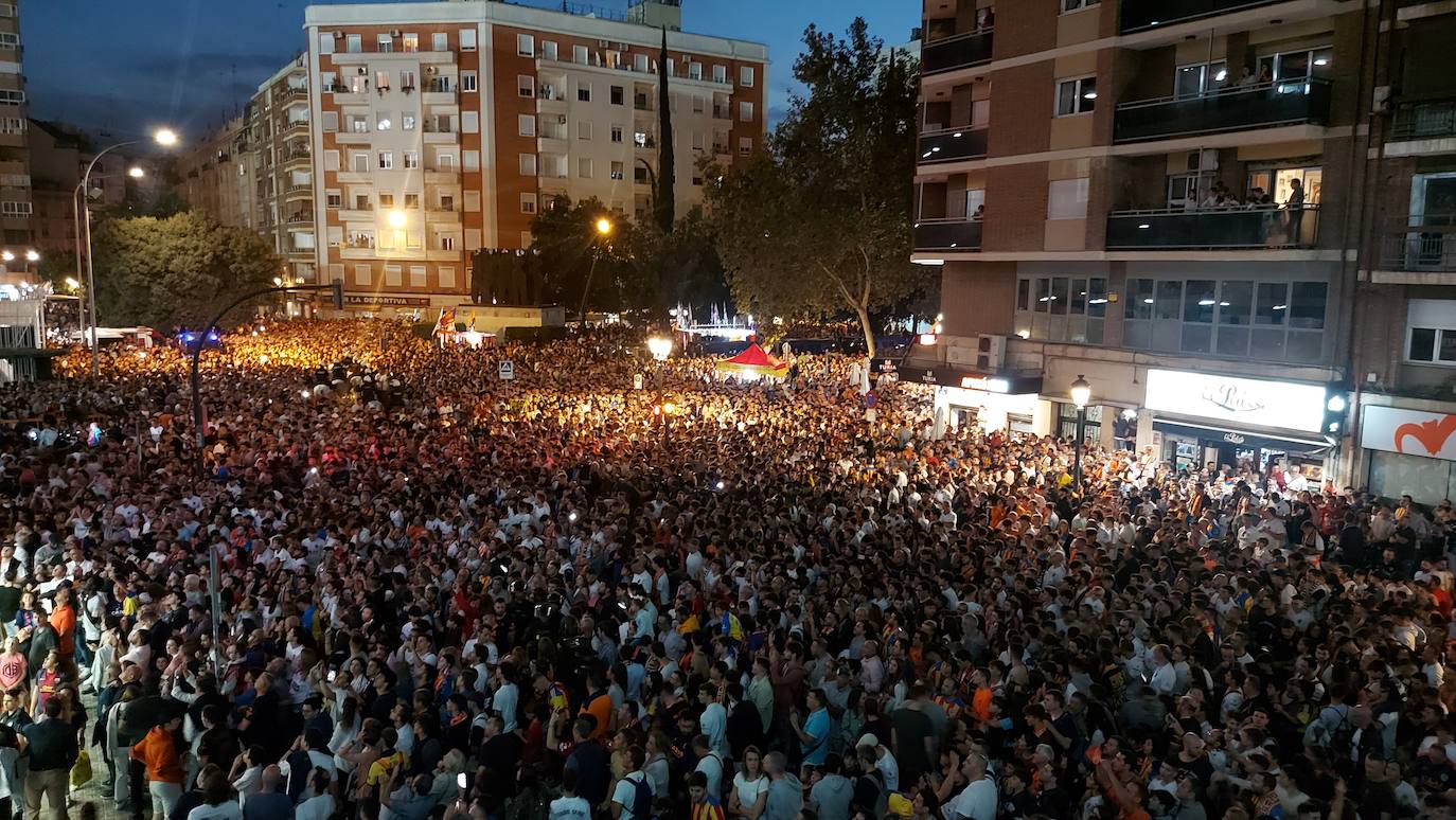 Fotos: Ambiente en Mestalla previo al partido entre el Valencia y el Barça