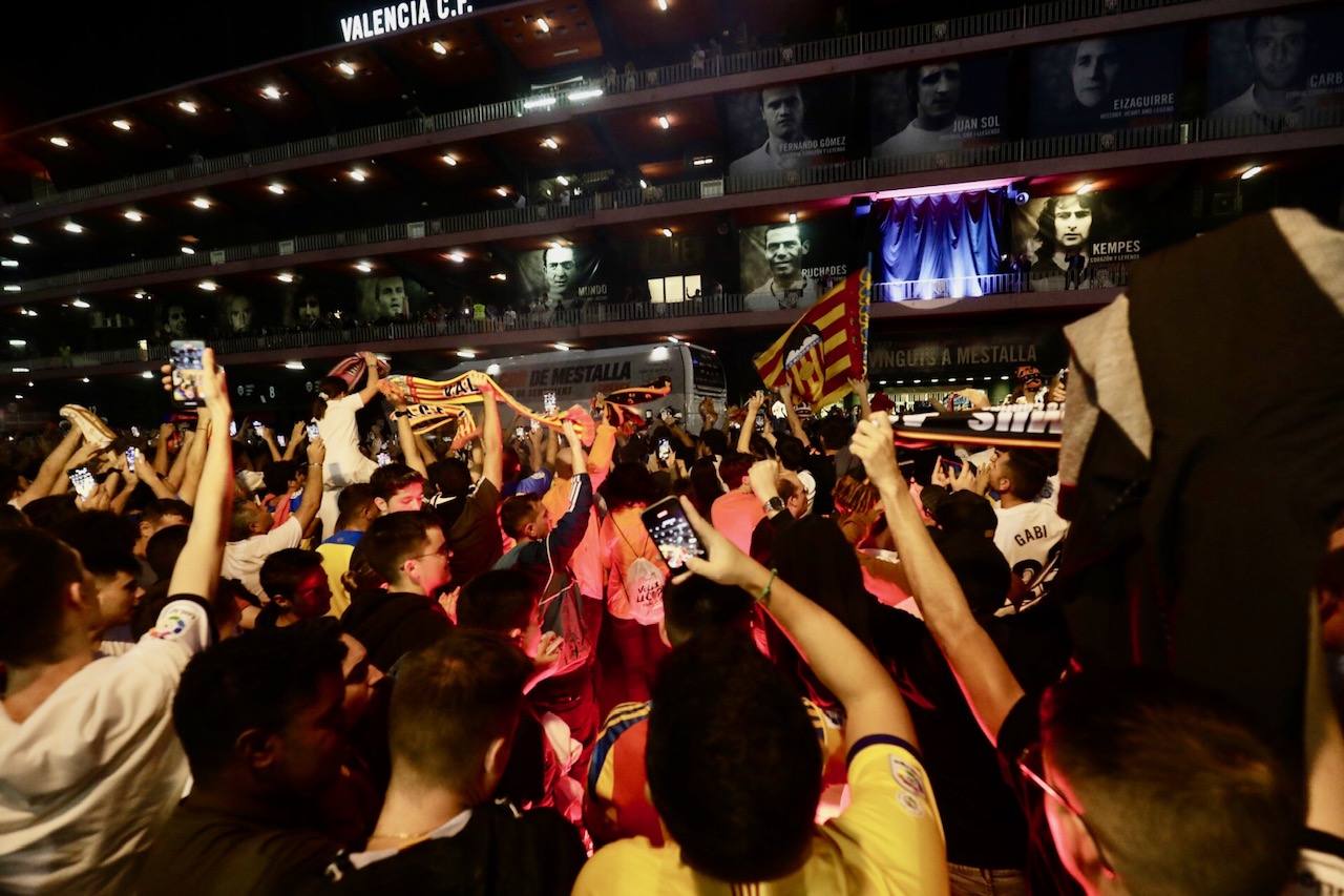 Fotos: Ambiente en Mestalla previo al partido entre el Valencia y el Barça