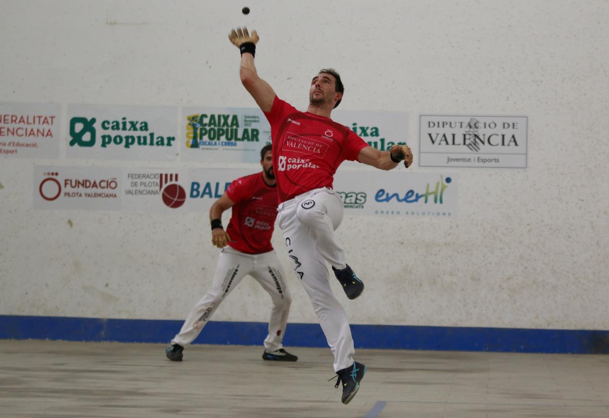 Soro III observa un golpe de volea de Nacho.
