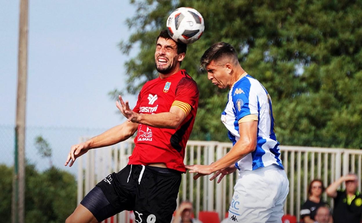 El herculano Dylan salta en busca de un balón con el capitán del Formentera, Gorriz. 