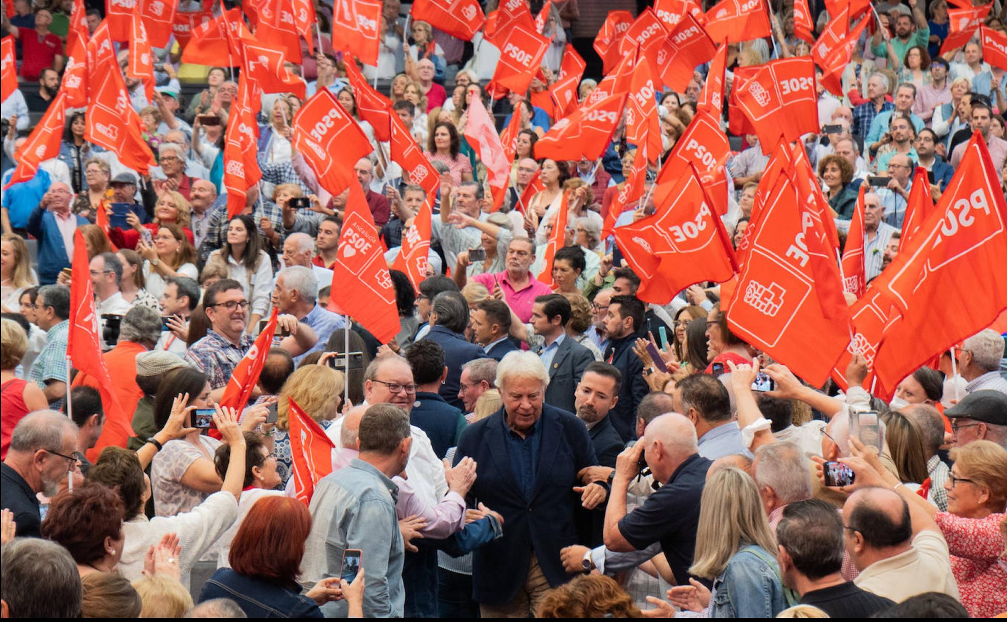 La militancia del PSOE arropa a González en el homenaje en Sevilla de su primer triunfo.