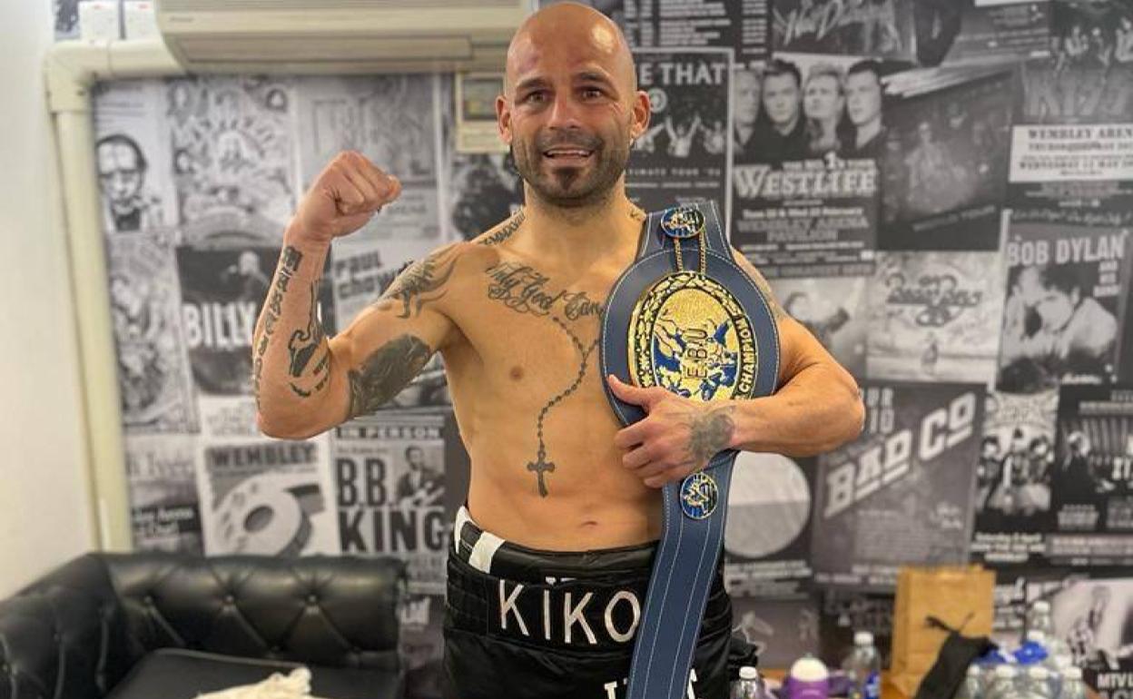 Kiko Martínez, con el cinturón de campeón de Europa logrado en Londres.