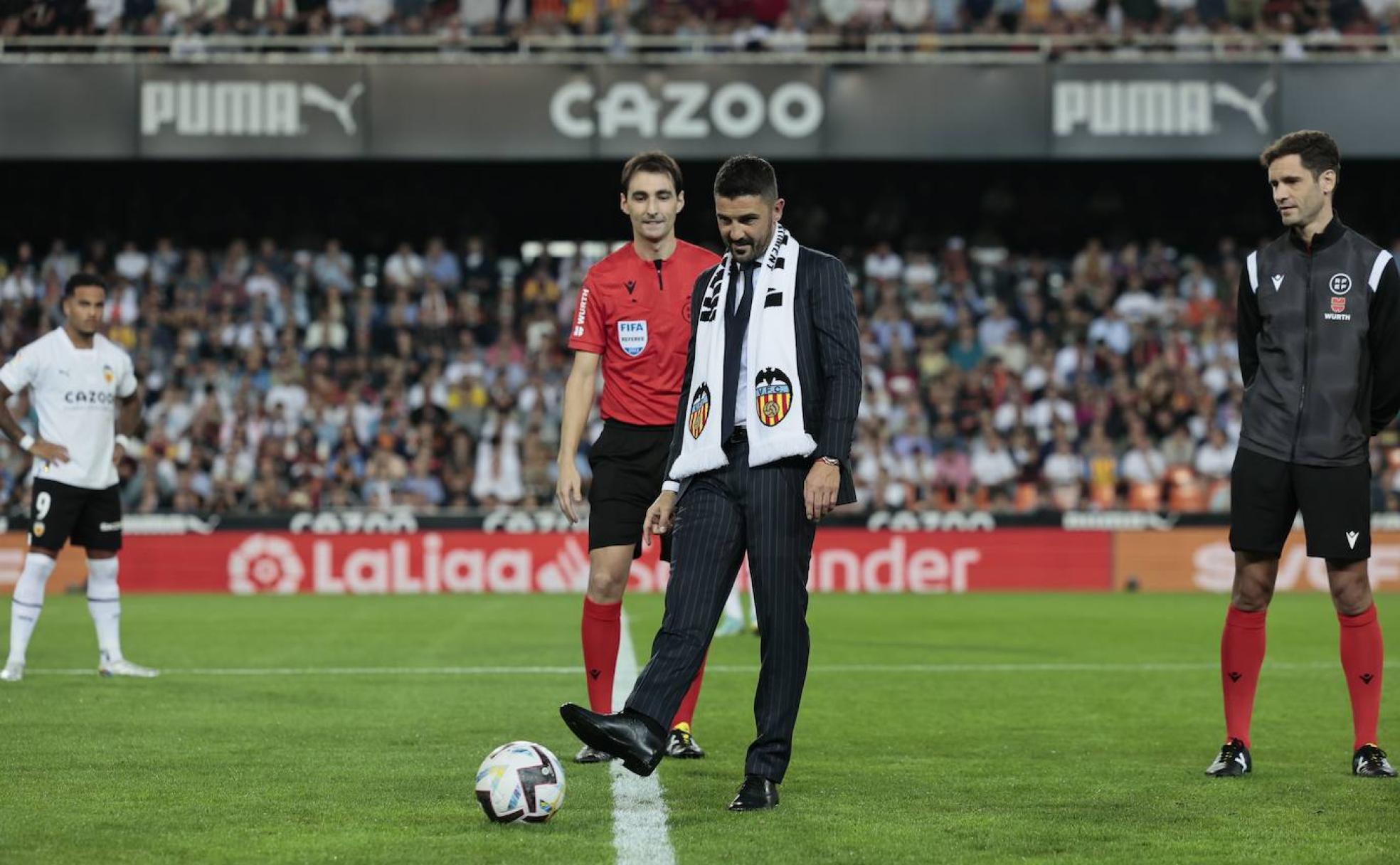 Villa hace el saque de honor en el césped de Mestalla. 