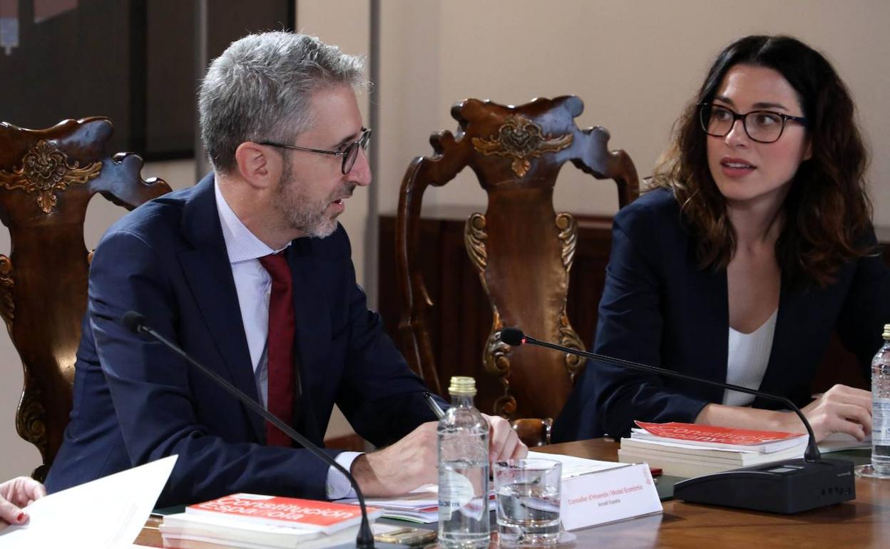 El conseller de Hacienda, Arcadi España, junto a la vicepresidenta, Aitana Mas, en el pleno de este lunes. 