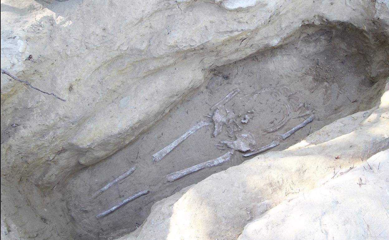 Restos humanos en una de las tumbas excavadas.