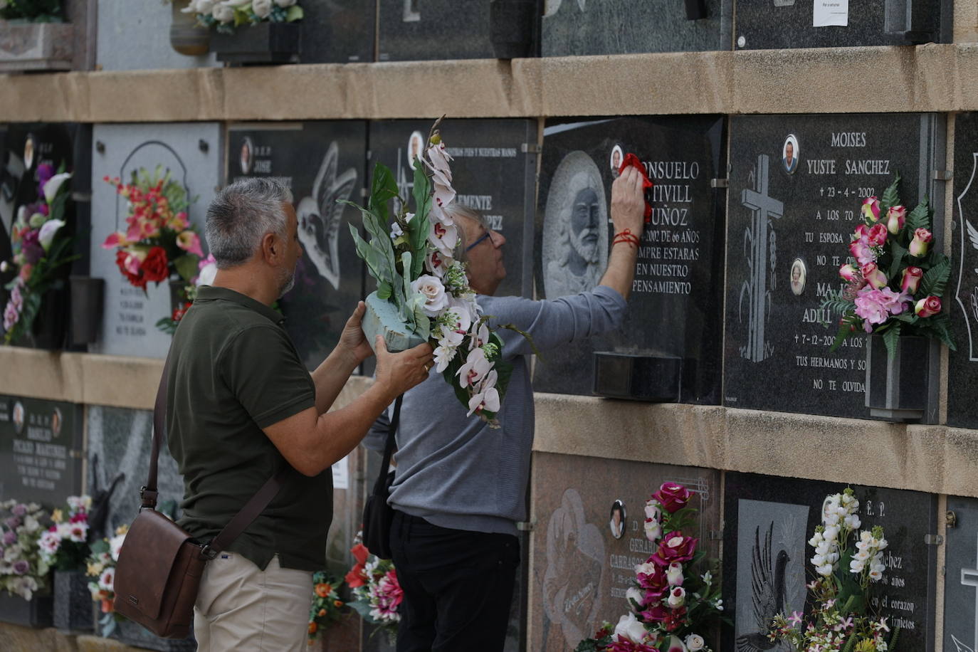 Los cementerios se empiezan a preparar para la festividad de Todos los Santos.