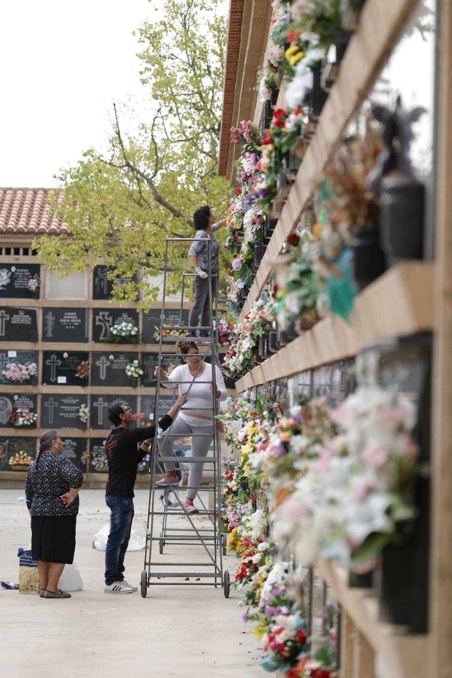 Los cementerios se empiezan a preparar para la festividad de Todos los Santos.