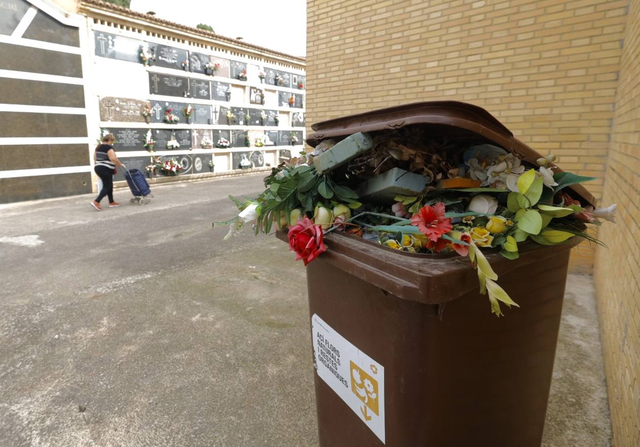 Los cementerios se empiezan a preparar para la festividad de Todos los Santos.