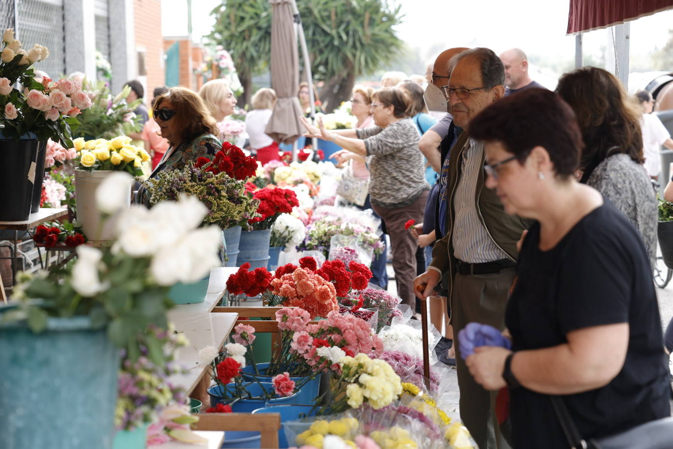 Los cementerios se empiezan a preparar para la festividad de Todos los Santos.