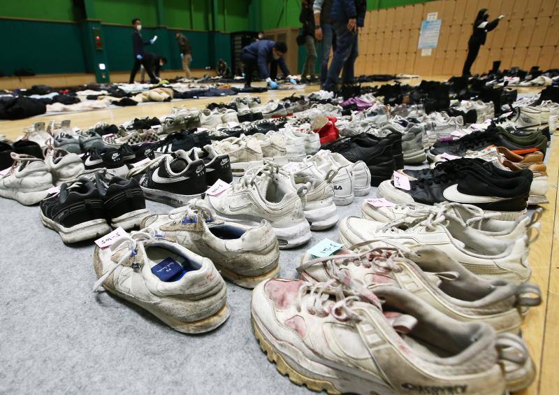 Fotos: Zapatos ensangrentados, disfraces, bolsos... la trágica imagen de la estampida mortal de Seúl