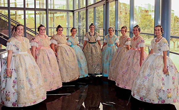 Imagen principal - La fallera mayor infantil de Torrent y su corte (arriba) y las falleras mayores de Paterna.  