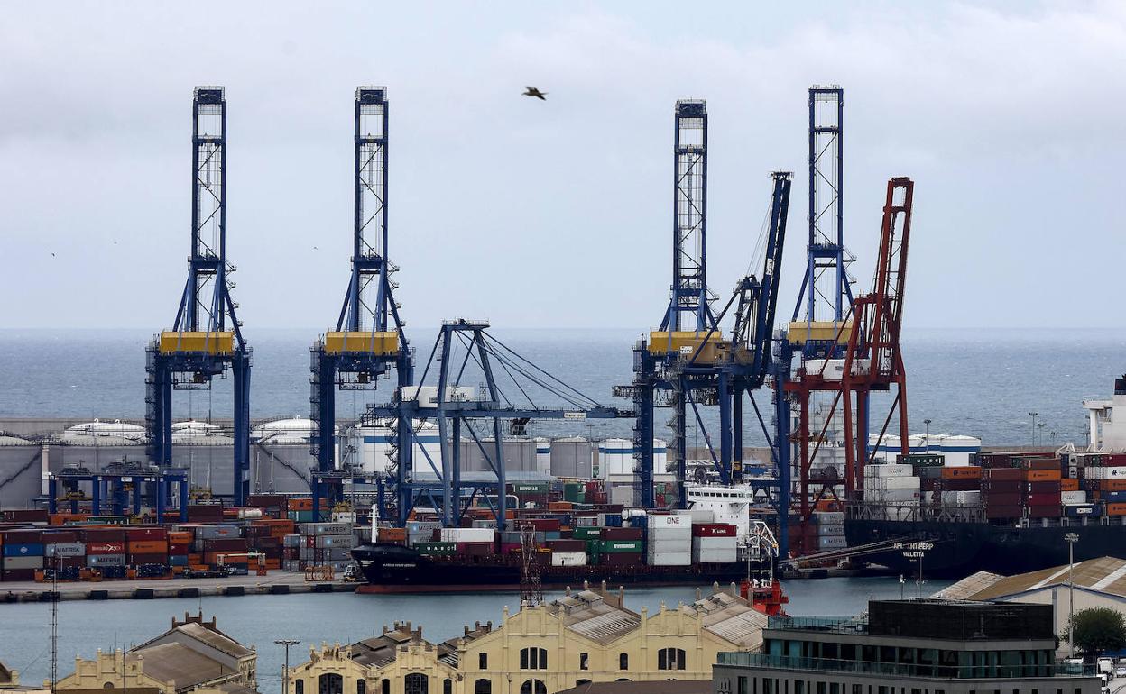 Vista de una de las terminales del puerto de Valencia. 