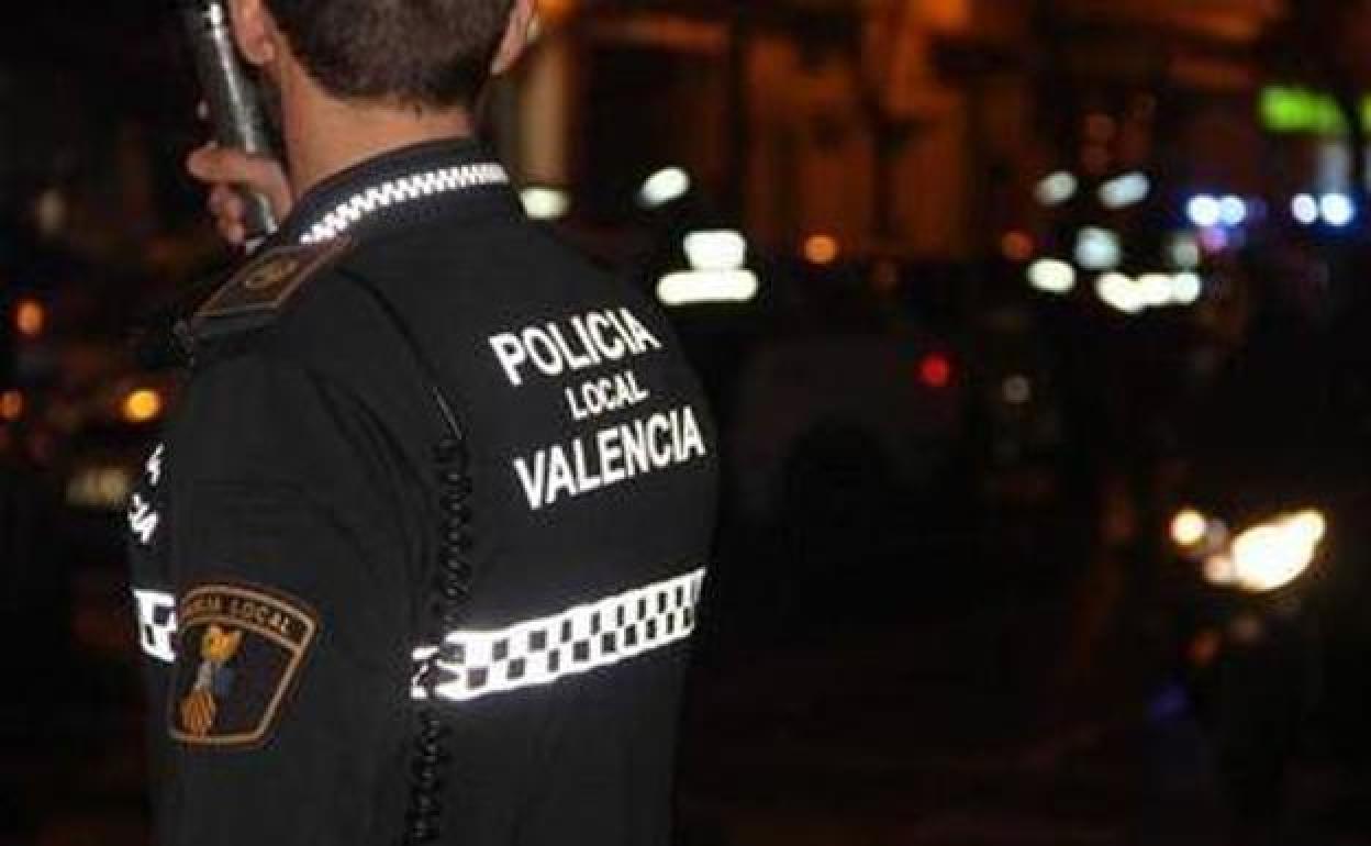 Imagen de archivo de un policía local de Valencia. 