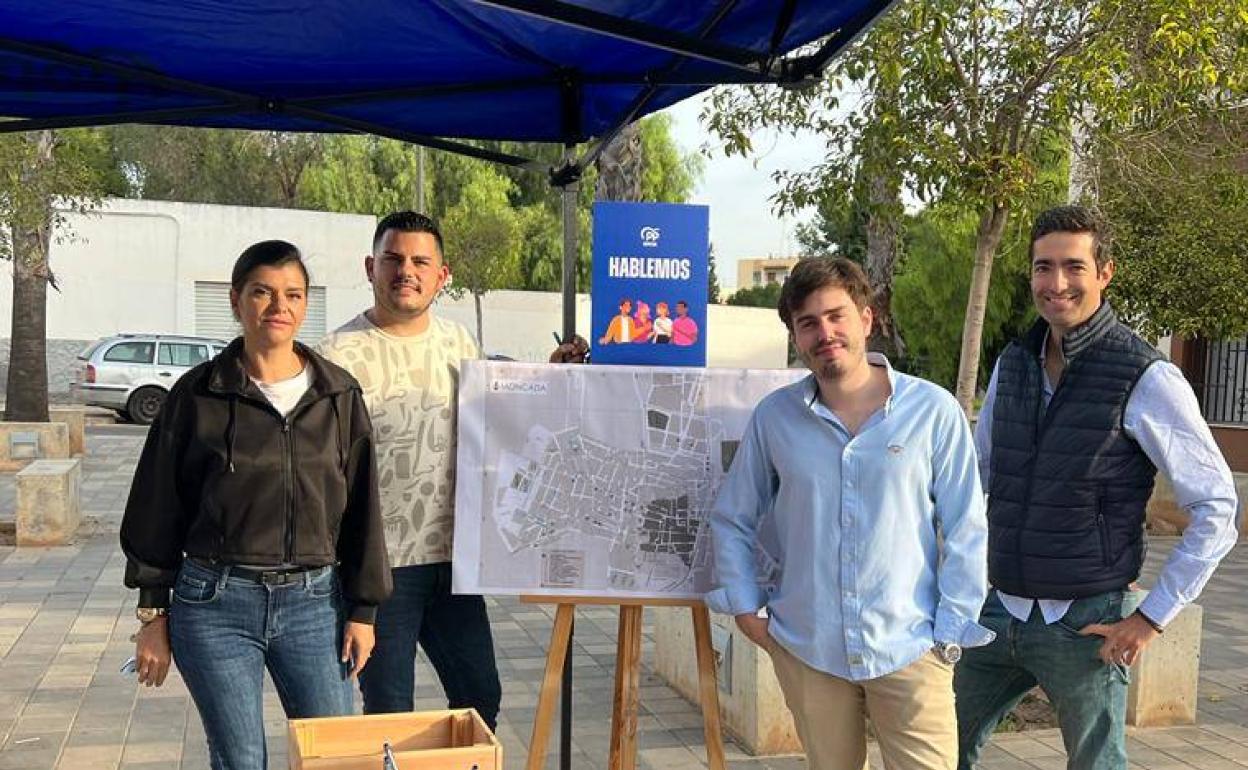 Los concejales populares en Moncada. 