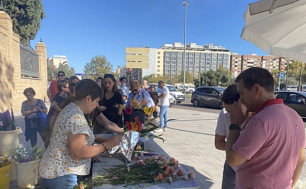 Imagen principal - Venta de flores junto al Bulevar Sur, acceso de peatones y usuarios de autobuses de la EMT. 