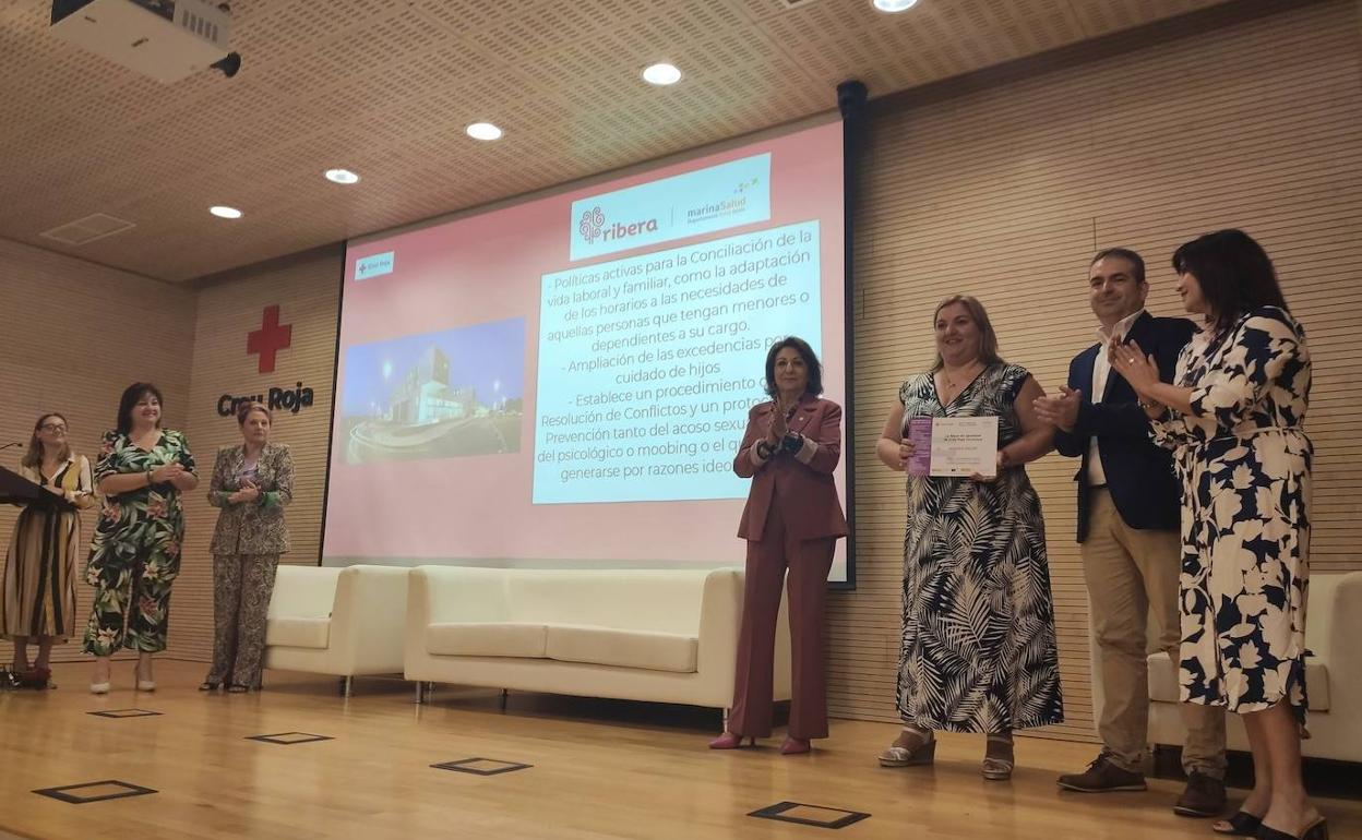 La responsable de Selección y de la Comisión de Igualdad del Departamento de Salud de Dénia con la distinción. 