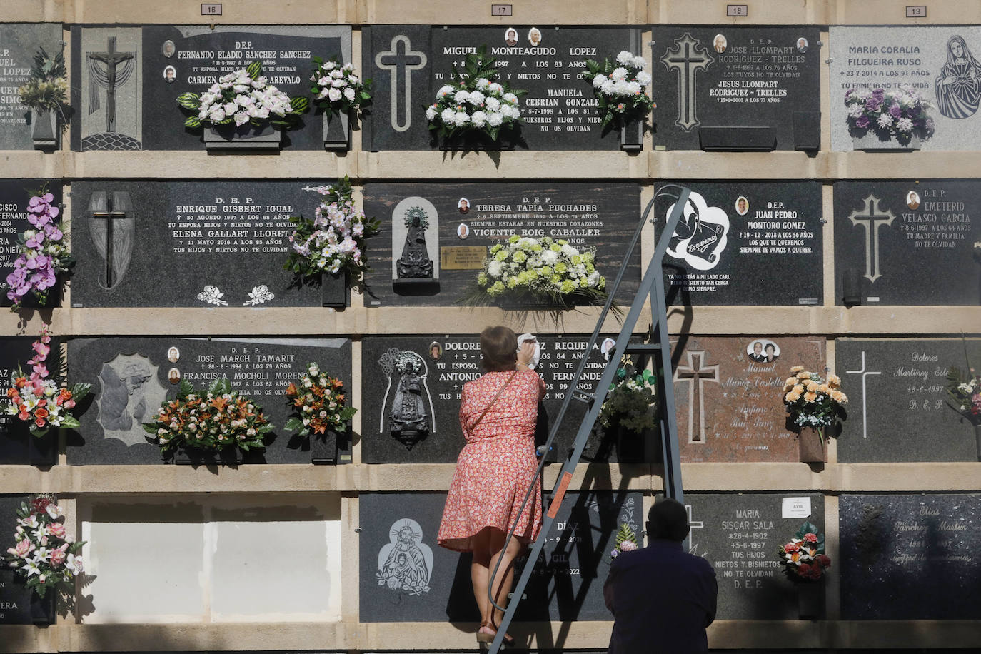 Fotos: Los visitantes del Cementerio General de Valencia en el Día de Todos los Santos