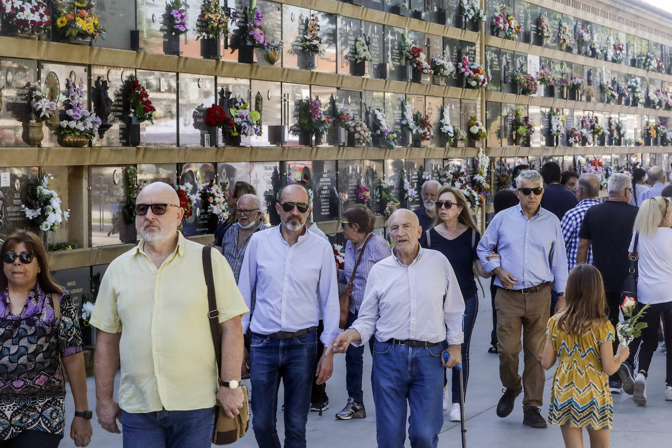 Fotos: Los visitantes del Cementerio General de Valencia en el Día de Todos los Santos