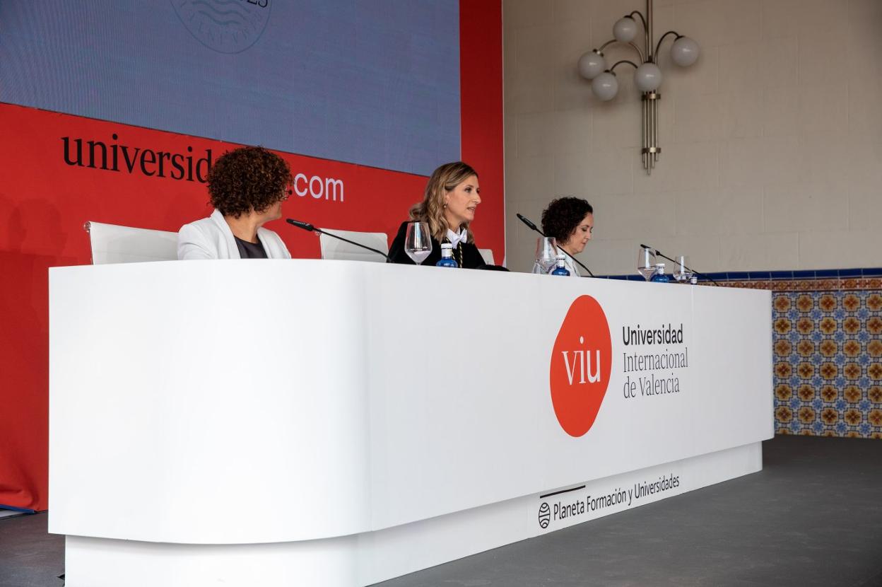 Carmen Beviá, secretaria autonómica, Eva Giner, rectora de la VIU, y Belén Suárez, secretaria general de la institución. 