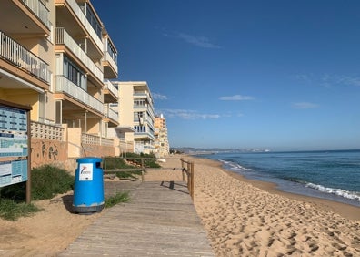 Imagen secundaria 1 - Diferentes tramos de la playa de Tavernes donde se está actuando. 