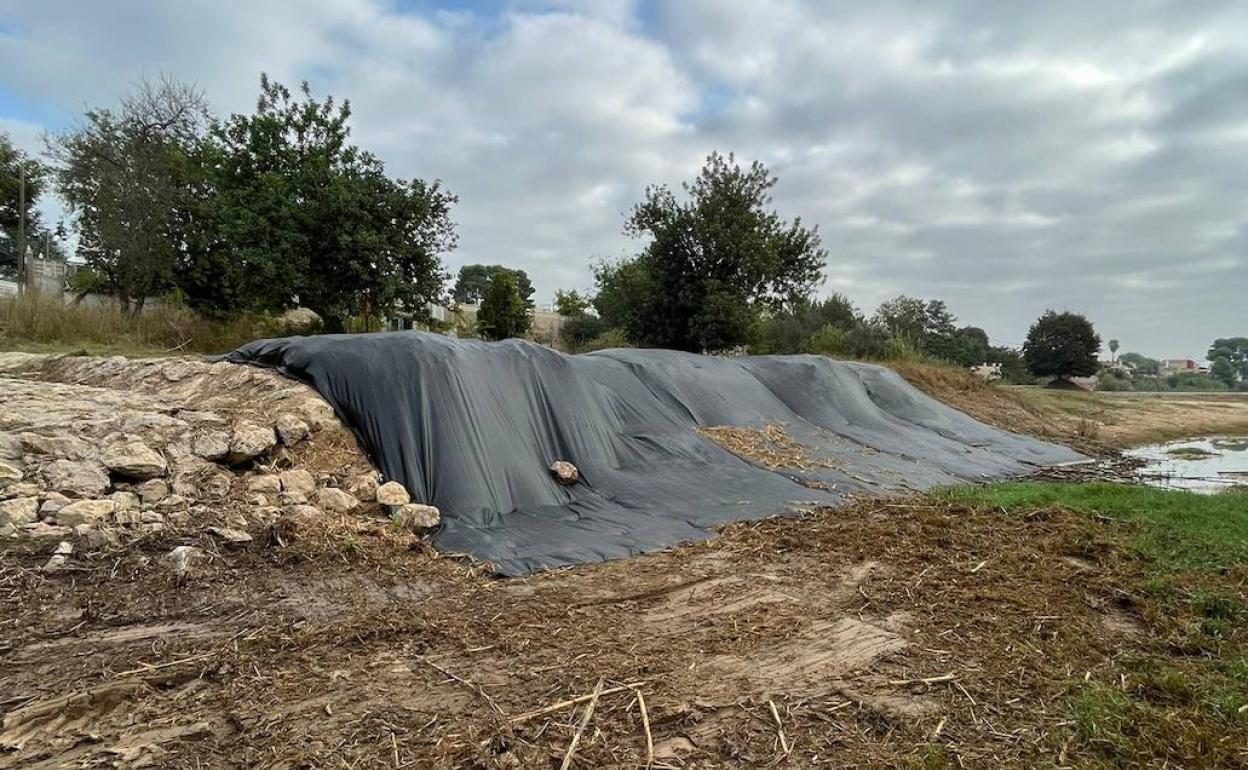 La malla geotextil que se está instalando para erradicar las cañas. 