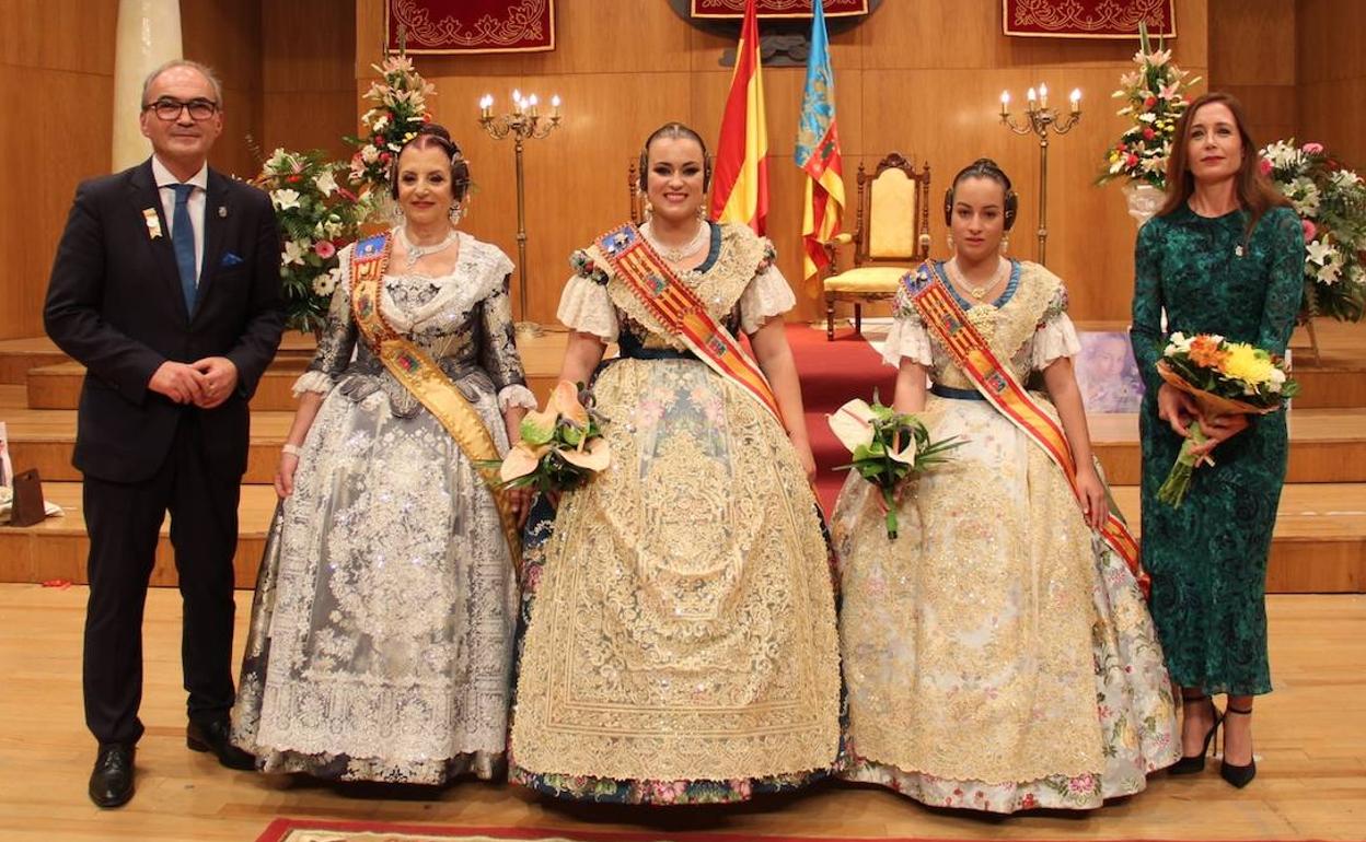 Las falleras mayores, el alcalde, la presidenta de la Junta Local Fallera y la concejala de Fiestas. 