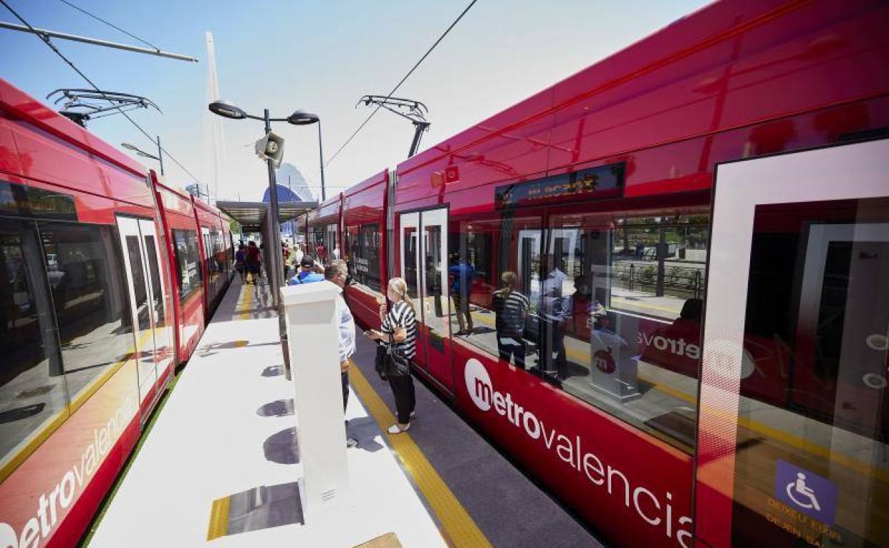 Accidente en el metro de Valencia | Una joven resulta herida en un accidente entre un tranvía y un coche en Valencia