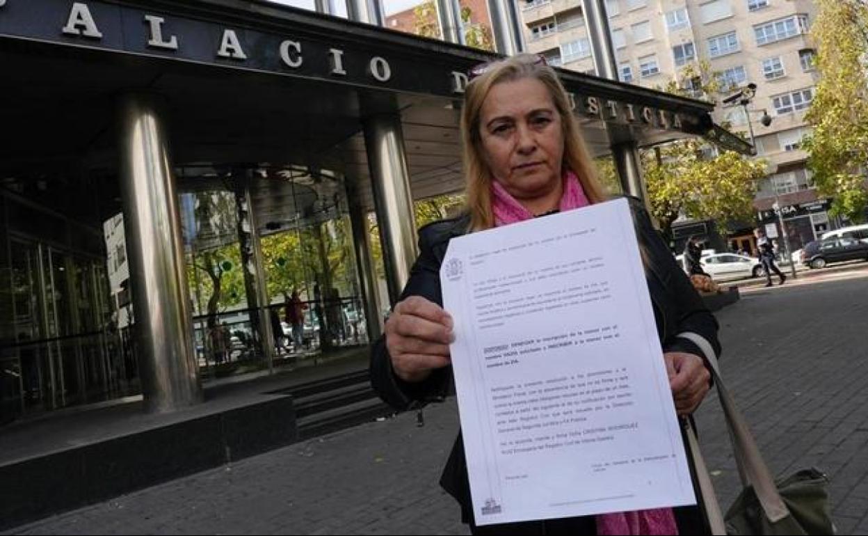 Rosa María Manteiga, abuela de la pequeña, esta mañana a las puertas del juzgado.